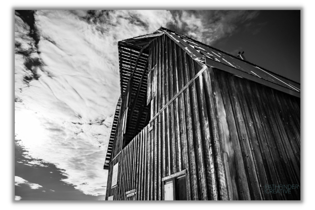 Country Barn (Canvas Print)